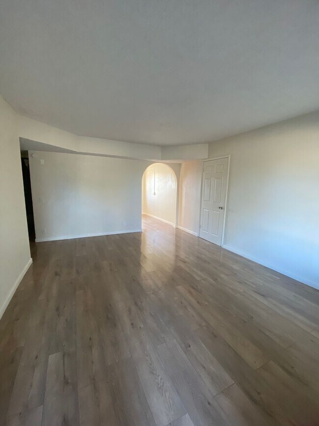 Building Photo - 1509 W Hank Ave