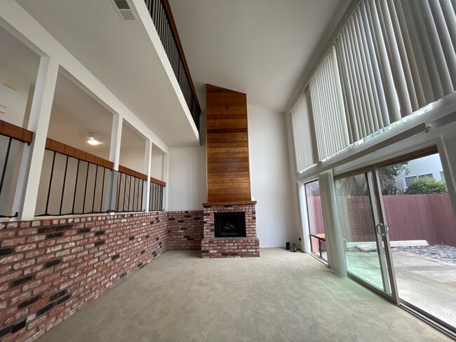 Building Photo - 2506 Levante St