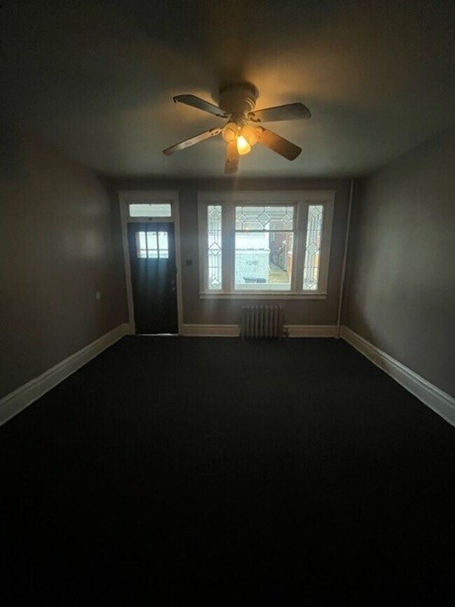 Building Photo - 4 bedroom 1 bathroom