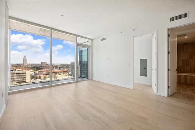 Foto del edificio - 313 W 17th St