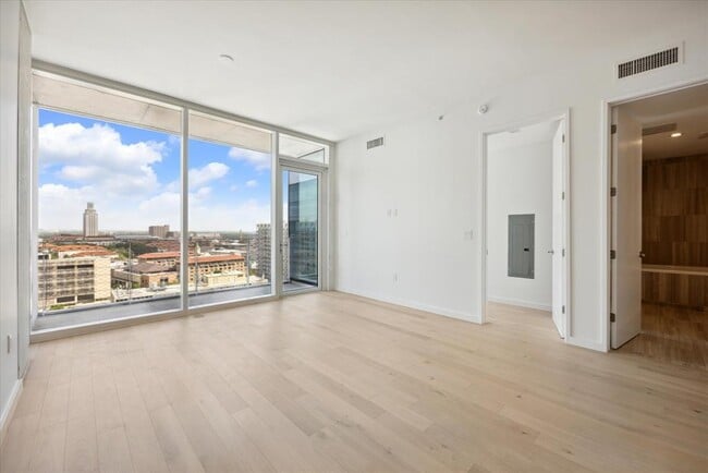 Building Photo - 313 W 17th St