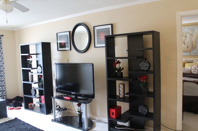 Foto del edificio - 2BD/ 2BA Condo with New Carpet & Community Pool!