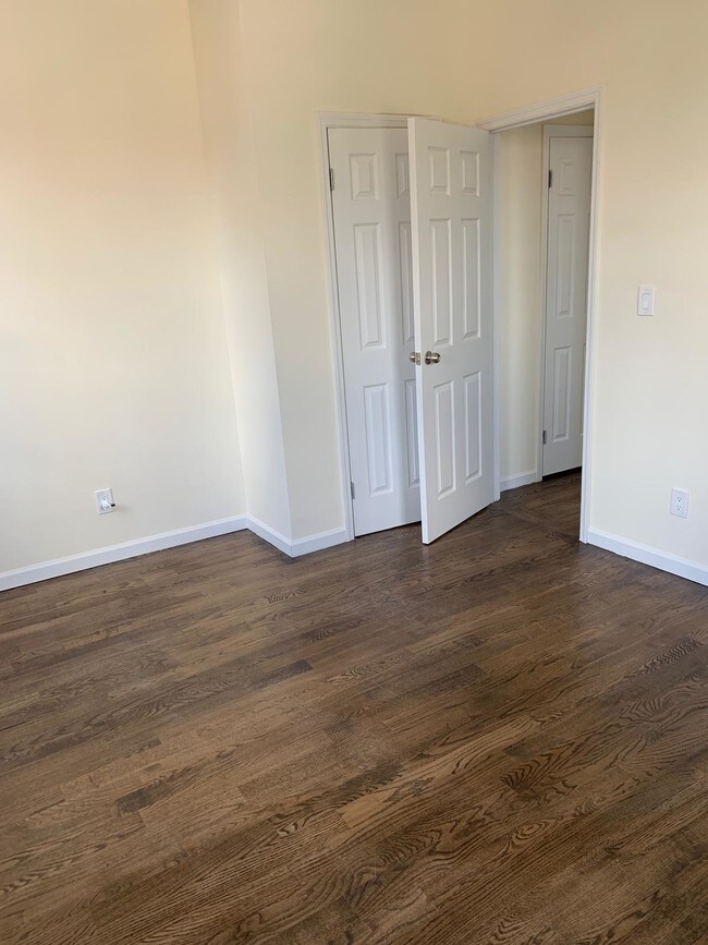 Foto del edificio - 3770-70 63rd St