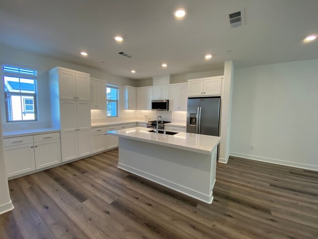 Building Photo - Brand New West Covina Townhome!
