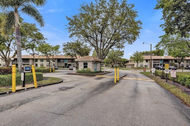 Building Photo - 9840 Pineapple Tree Dr