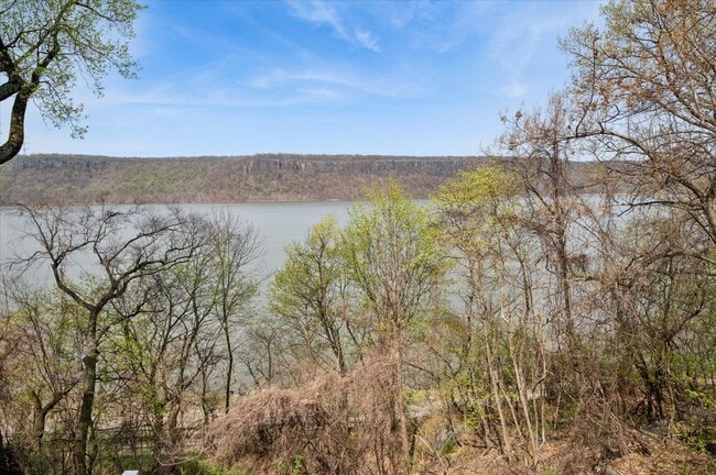 Building Photo - 727 Warburton Ave