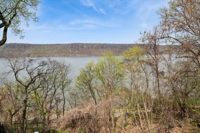 Foto del edificio - 727 Warburton Ave