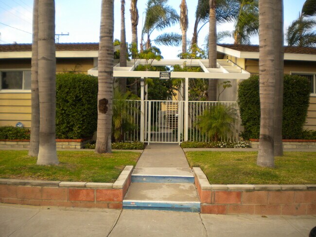 Building Photo - Downtown Huntington Beach Unit