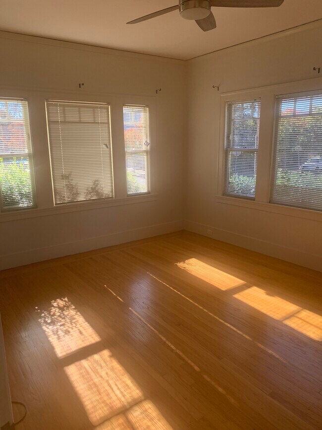 Living room - 2201 Prince St