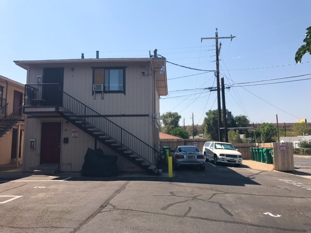 2 unit building - 690 Field St