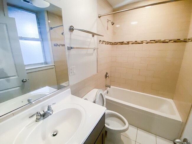 Interior Photo - 851-59 W. Cornelia