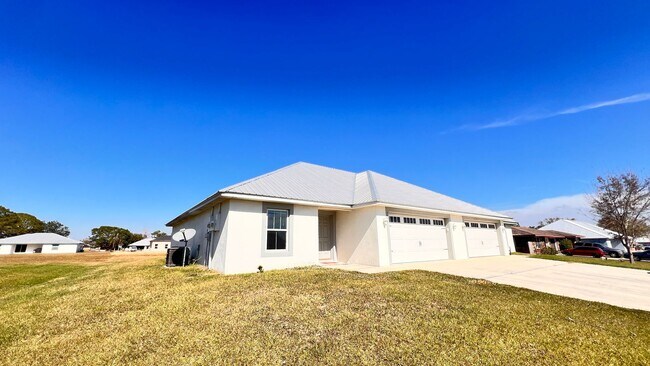 Foto del edificio - DISCOVER THE BEAUTIFUL 2 Bd/2Ba Duplex in Sebring!!