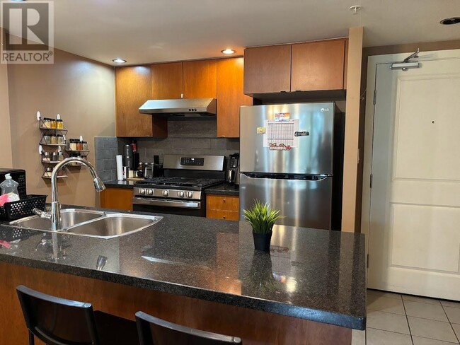Building Photo - 9133-9133 Hemlock Dr