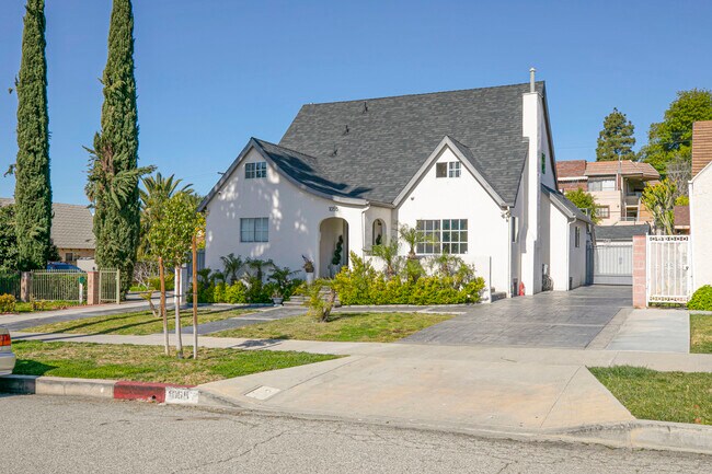 Building Photo - 1055 Irving Ave