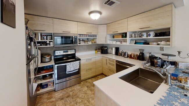 Building Photo - 726 Watersedge Dr