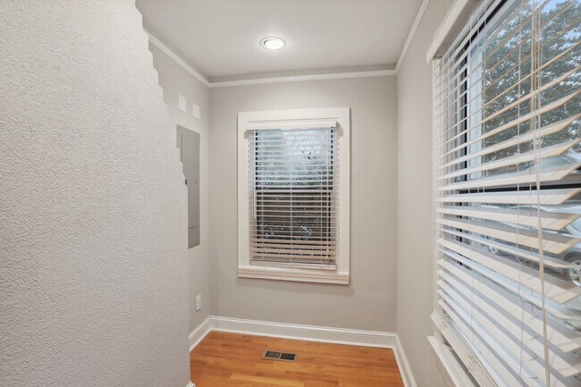 Foto del edificio - 99 Bates Ave NE