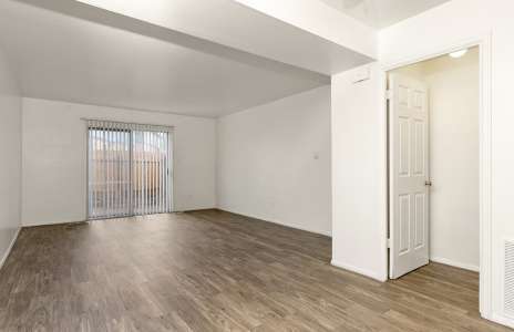 Sala de estar - The Townhouse Apartment Homes