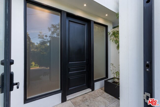 Foto del edificio - 7473 Mulholland Dr