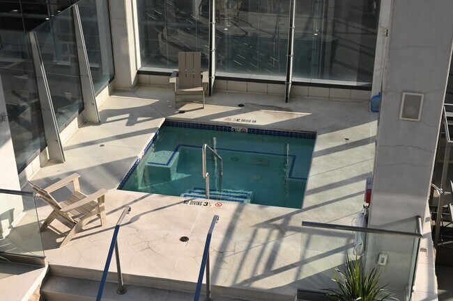 Foto del edificio - Best Value Luxe One Bedroom Downtown
