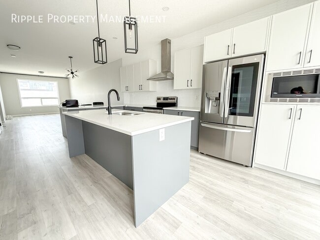 Photo du bâtiment - Modern 3 Beds, 2.5 Baths Upper Unit Only |...