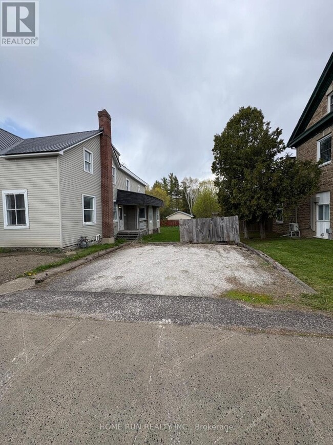 Building Photo - 47 Madawaska St