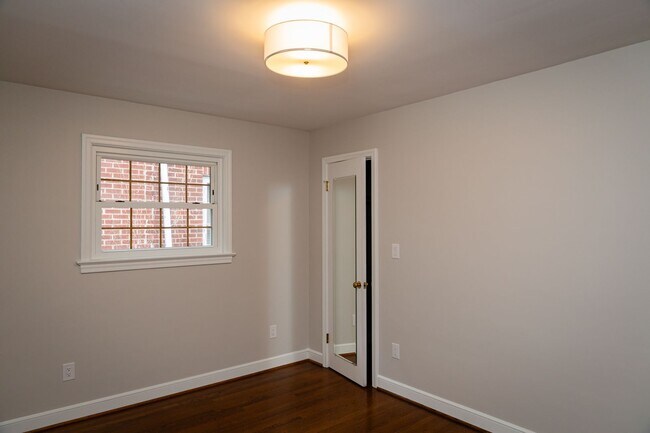 Building Photo - New Listing!