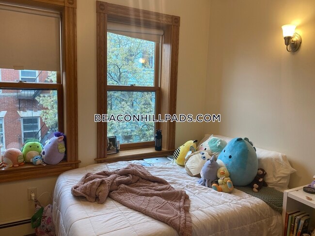 Building Photo - 60 Phillips St