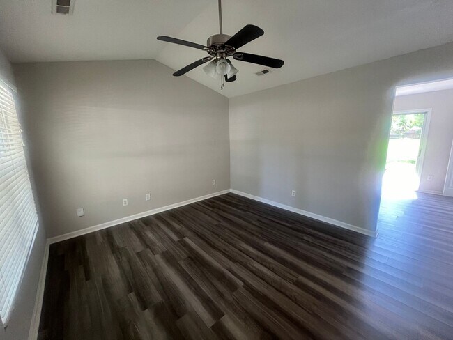 Foto del edificio - Convenient to Uptown! 3 bedroom home!