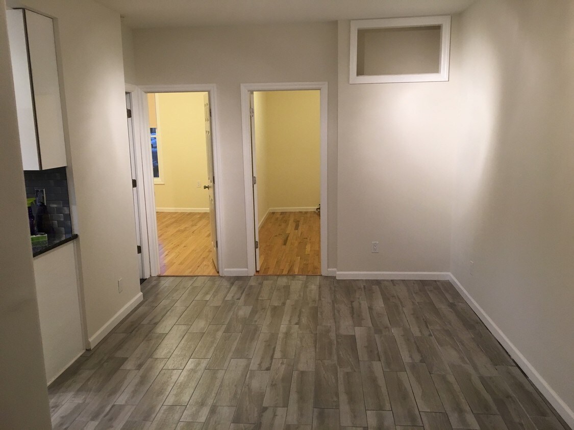 Family room - 44-01 25th Ave