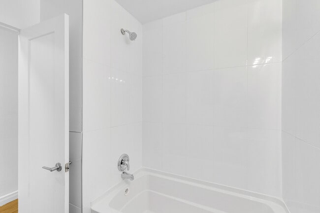 Building Photo - 5841 Rue Sherbrooke O