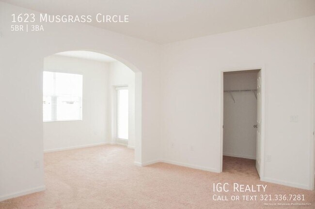 Building Photo - Stunning and spacious 5 bed, 2/5 bath in g...