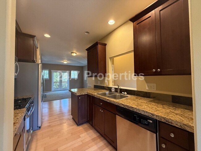 Foto del edificio - Cozy and Spacious Townhome w/ Deck & Balco...