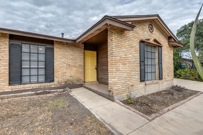 Building Photo - Conveniently situated 3-bedroom, 2 bath home in established Greenbriar neighborhood.