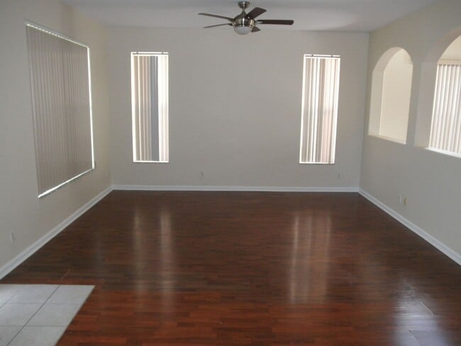 Building Photo - Thousand Oaks