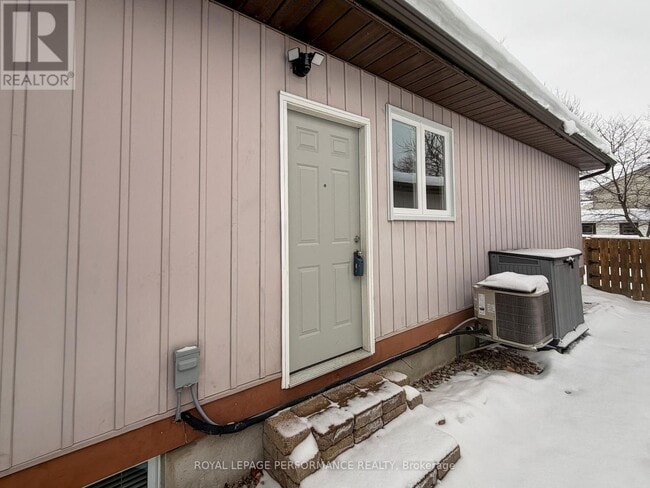 Building Photo - 336 Tulip Crescent