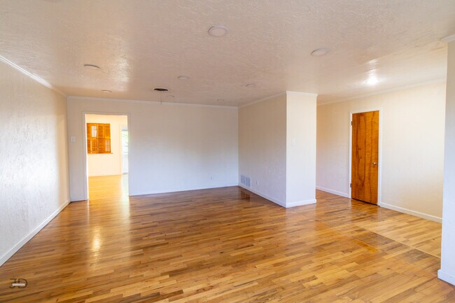 Foto del edificio - 1556 Singleton Ave