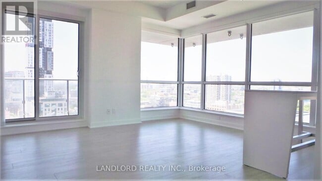 Building Photo - 199 Richmond St W