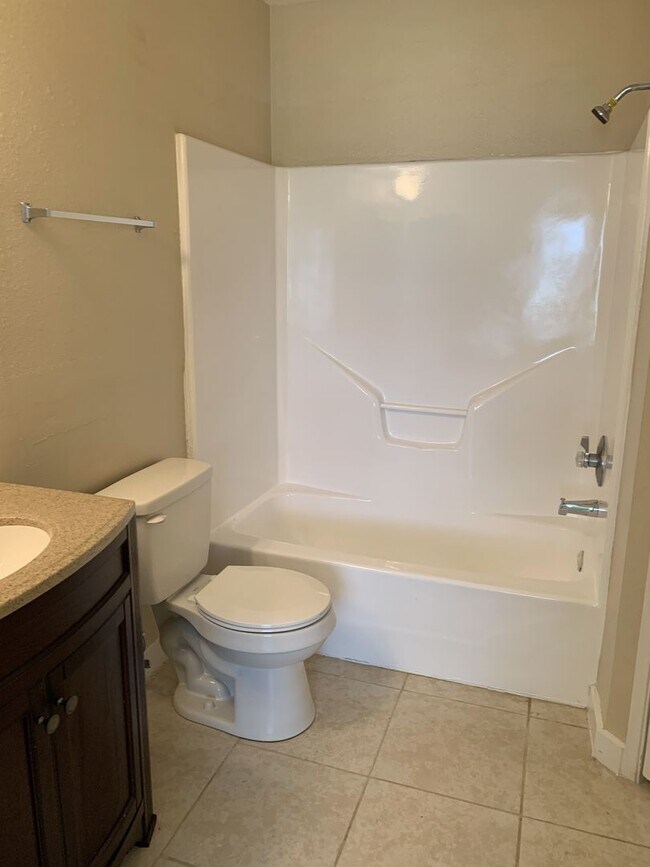 Foto del edificio - Newly refreshed spacious 2bedrooms,2 baths duplex in Eagle Lake, TX.