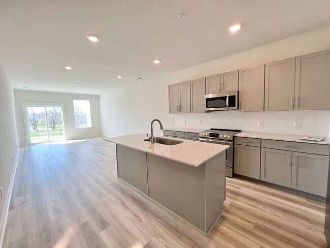 Building Photo - 633 Birdie Dr