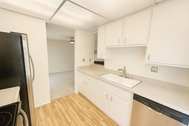 Foto del edificio - For Rent: 1 Bed / 1 Bath Condo in Lakeside...