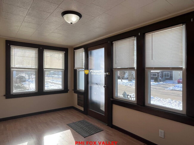 Building Photo - NICE house with wood floors