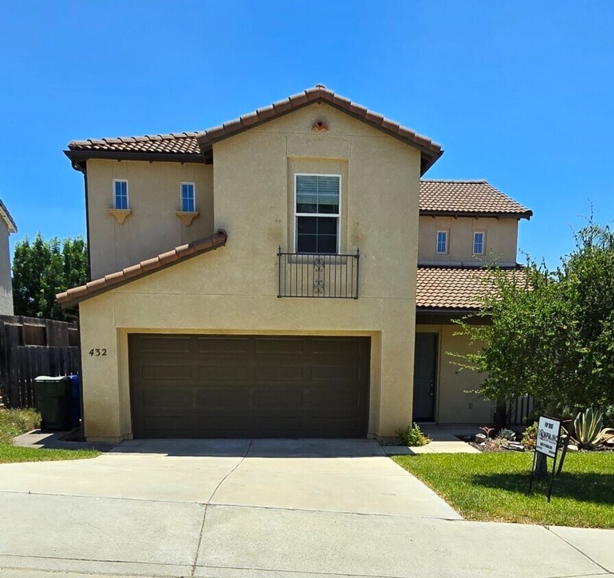 Foto del edificio - Large 4-bedroom home near many Amenities