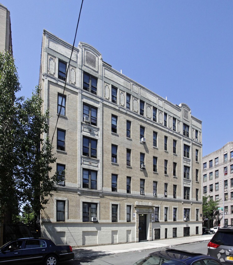 Building Photo - 264 E 199th St
