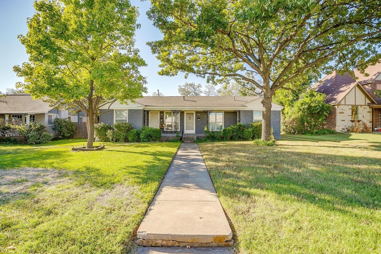 Primary Photo - One Side of Great Duplex Near TCU- 1 Bed, ...