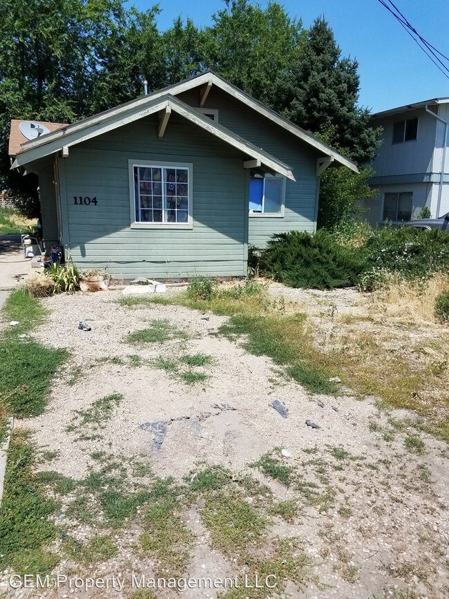 Building Photo - 1104 W Willow Ave