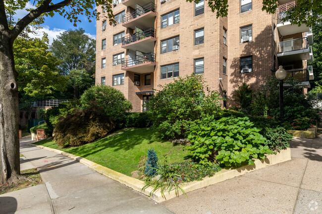 Building Photo - 735 Kappock St