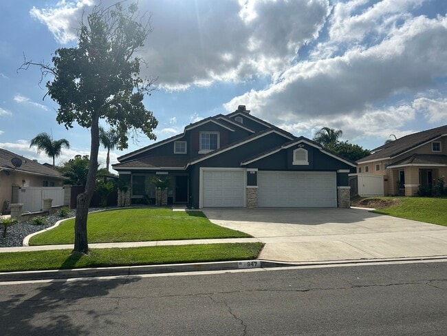 Building Photo - Remodeled Home for Rent in Corona – Sunroo...
