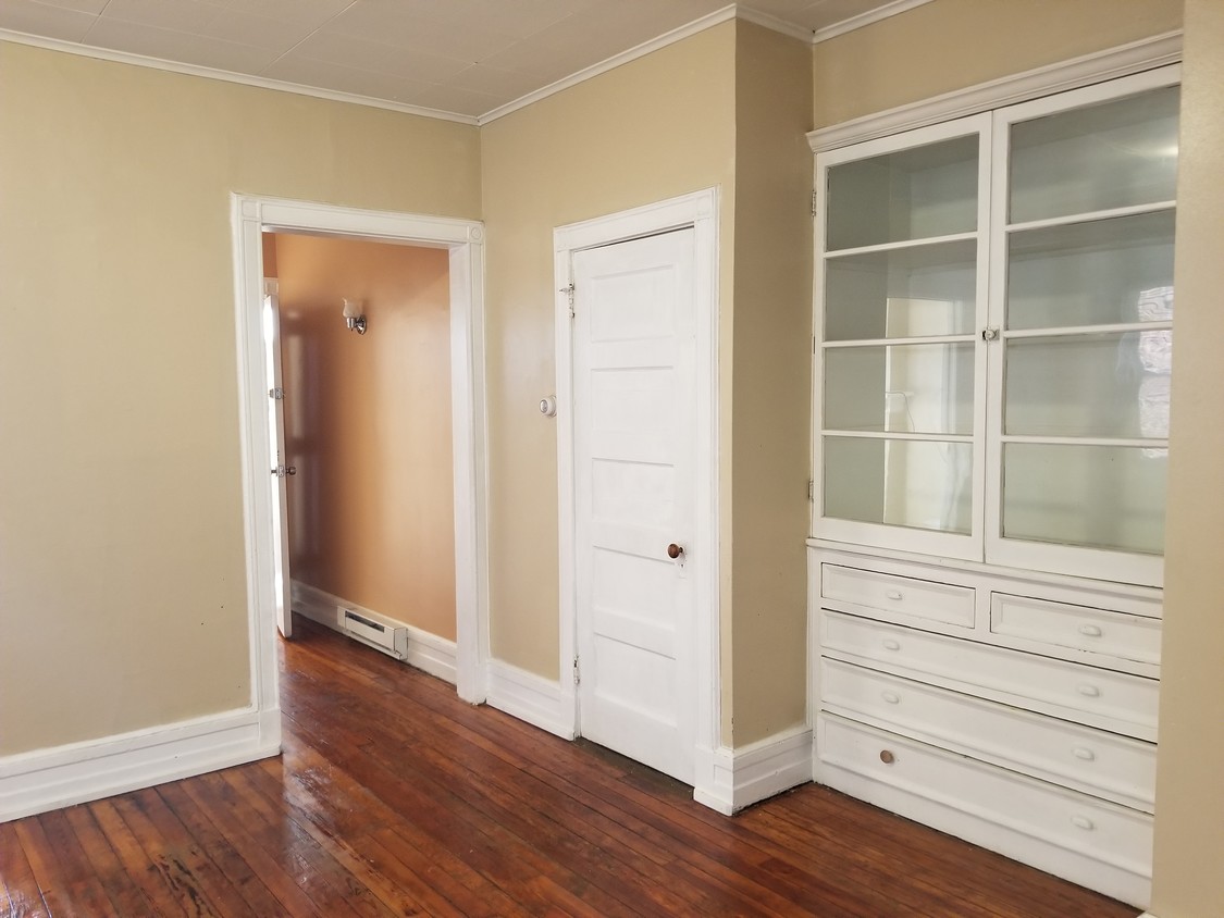 Primary Photo - 416 Bond St