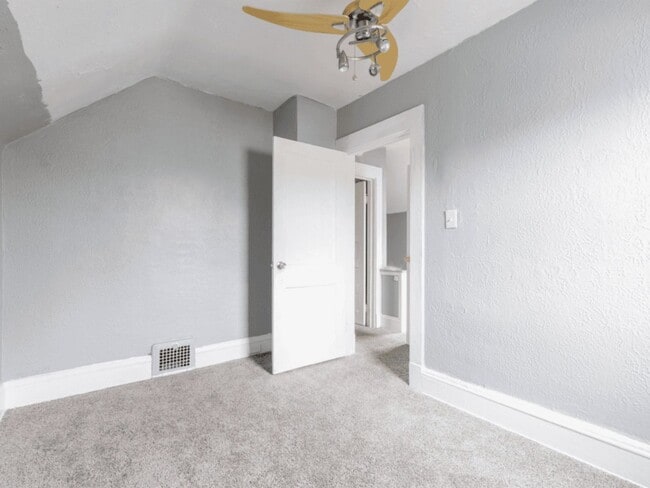 Building Photo - Charming 2-Bedroom 1 Bathroom Property in Prime Location