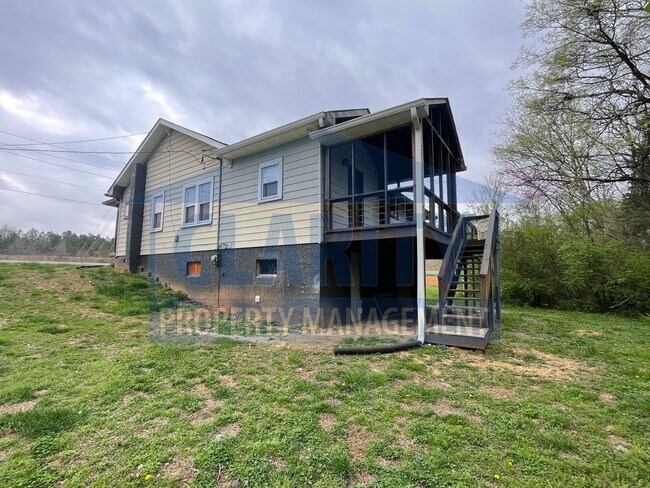 Building Photo - Three bedroom